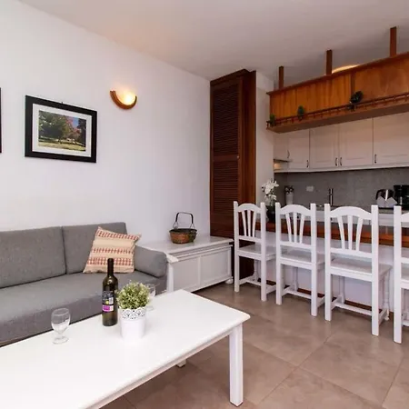 Victoria Court Ii H117 - One Bed With Sunny Balcony Apartment *